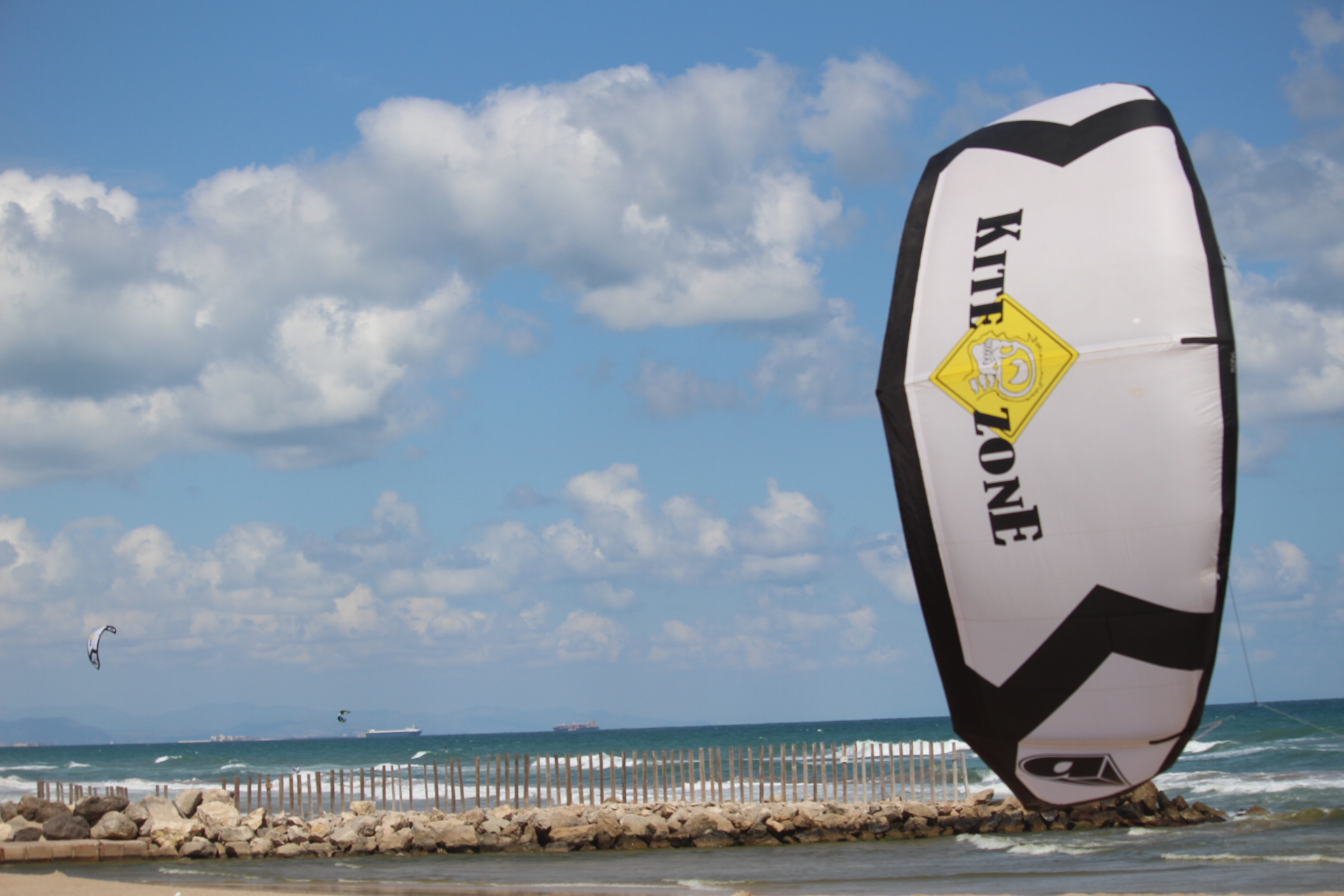 Cometa marca KiteZone volando en la orilla