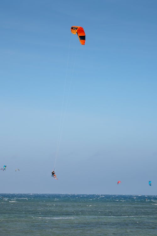 Kitesurfers en la playa de Valencia con cielo azul
